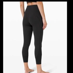 NWT Lululemon Black Scallop Aligns size 4 25”